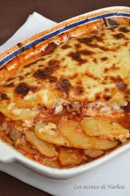 Gratin de pommes de terre à la bolognaise, un délicieux plat réconfortant.