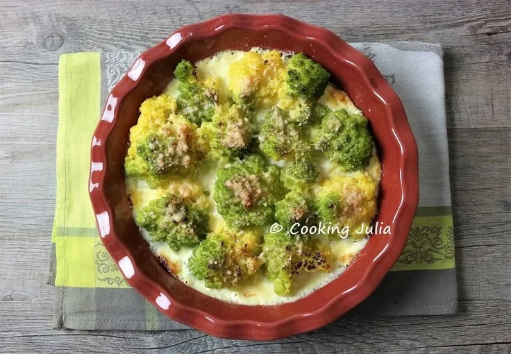 Gratin léger de chou romanesco doré et savoureux dans un plat en céramique.