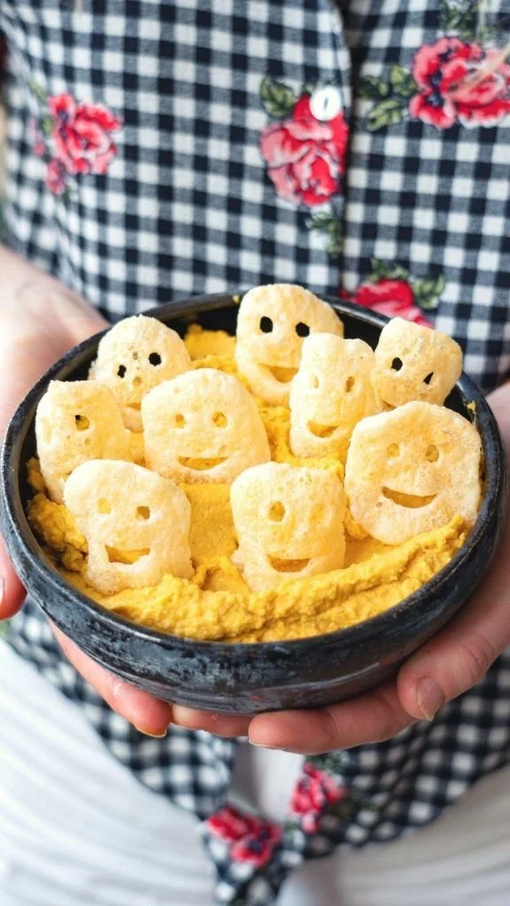 Recette de houmous au potimarron rôti et noisettes sur une table
