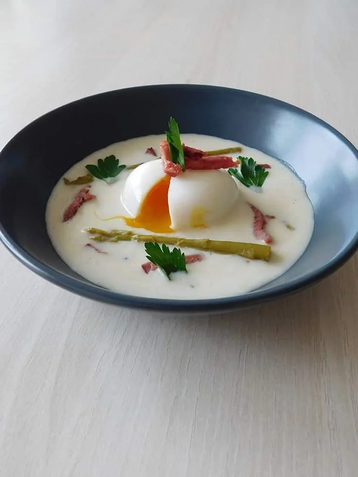 Menu gastronomique incluant une entrée chaude et des asperges blanches