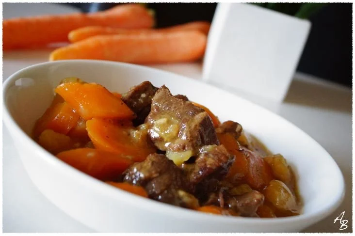 Joue de boeuf confite à la bière servie avec des légumes
