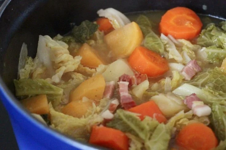 Potée Lorraine, un plat traditionnel avec des légumes et du chocolat