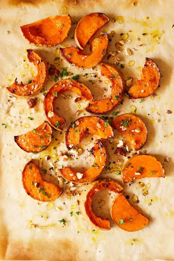 Butternut rôtie au four, délicieuse et savoureuse, présentée avec des légumes