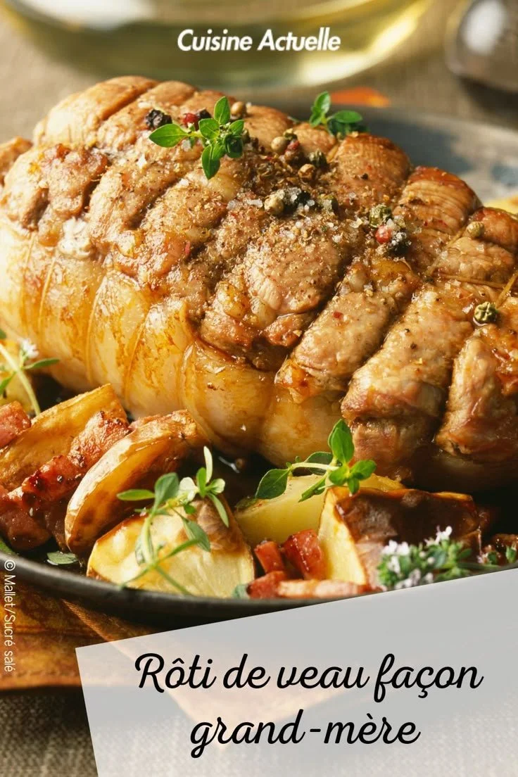 Rôti de veau cuit avec des herbes et légumes dans un plat traditionnel.