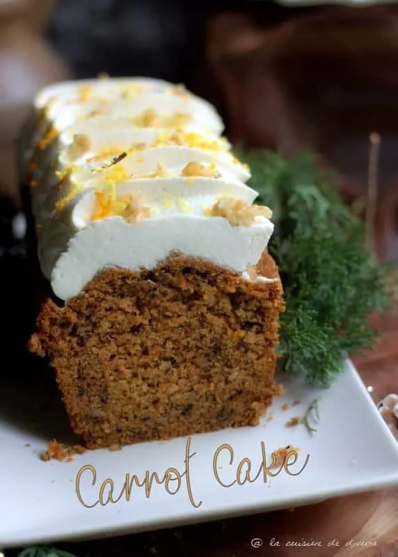 Délicieux gâteau aux carottes (carrot cake) avec glaçage crémeux