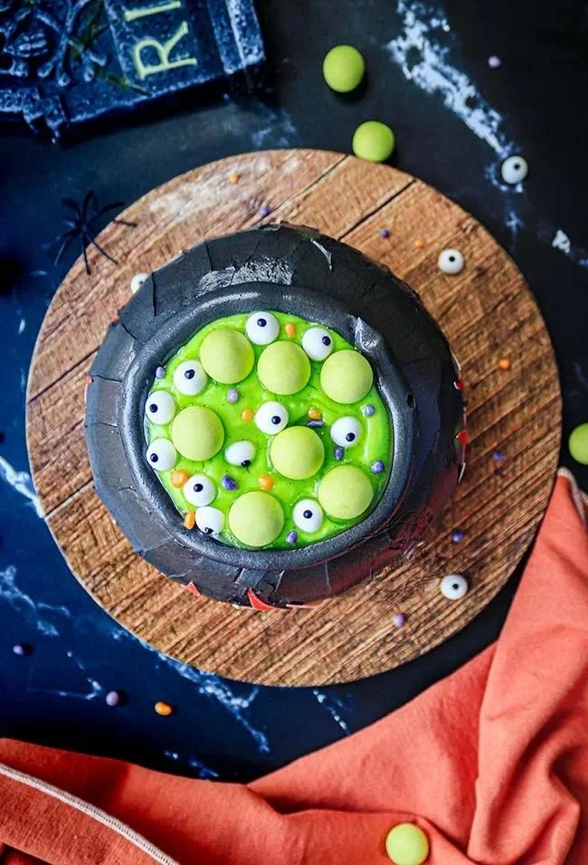 Gâteau chaudron de sorcière décoré pour Halloween