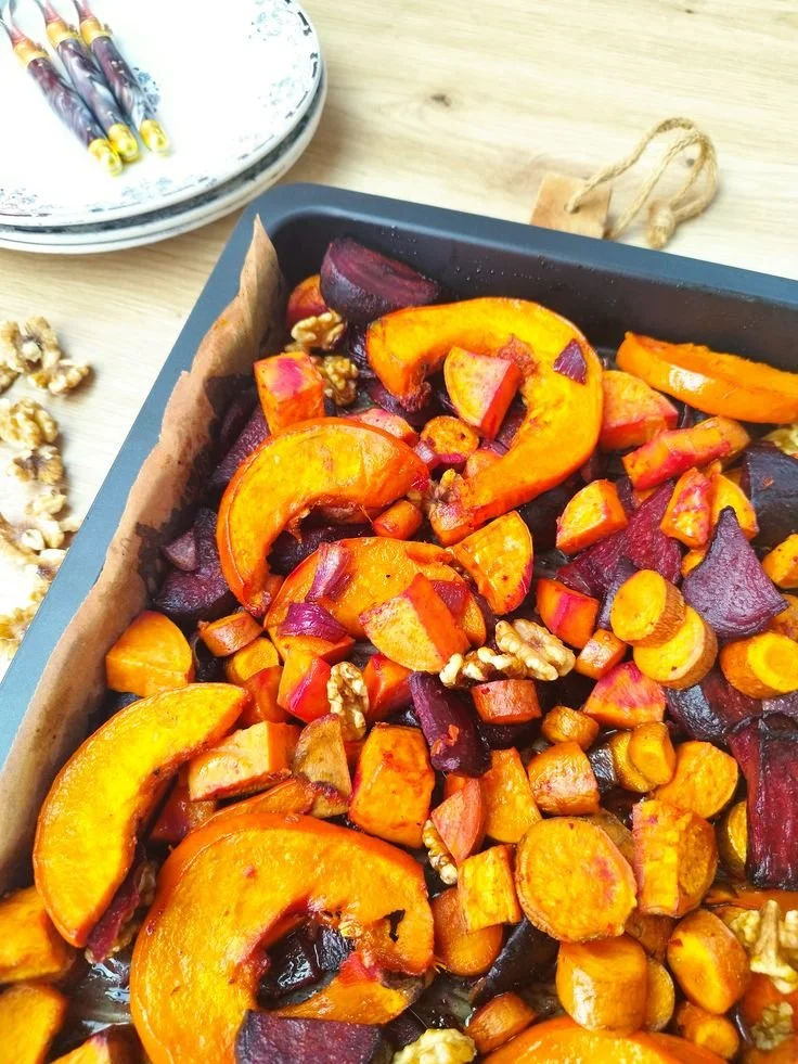 Légumes d'automne rôtis au miel et aux épices sur un plat