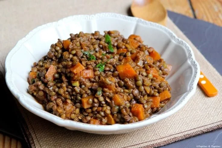 Plat de lentilles à la marocaine avec carottes et épices