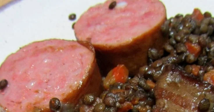 Plat de lentilles vertes du Puy avec saucisse de Morteau et lardons