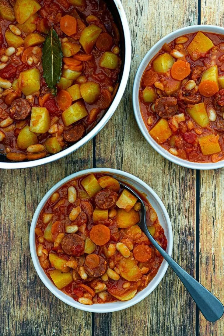 Mijoté de haricots blancs avec chorizo et pommes de terre sur une table