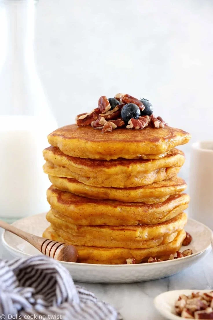 Pancakes à la citrouille garnis de crème et de sirop d'érable