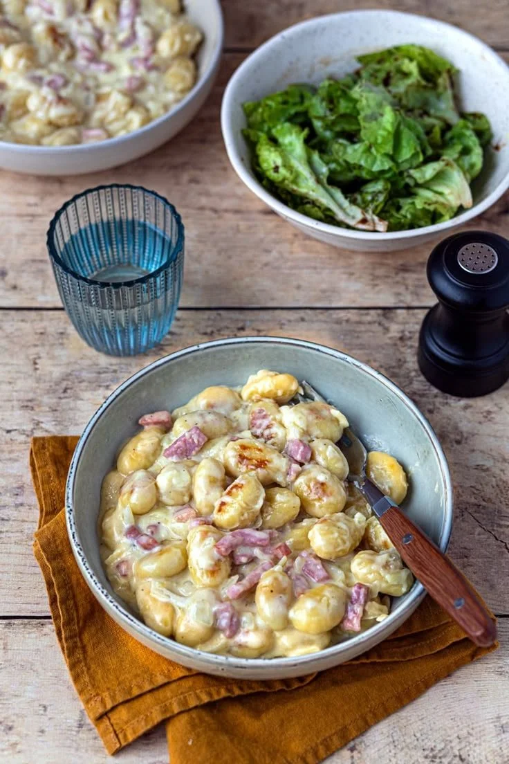 Poêlée de gnocchi façon tartiflette servie dans une assiette, plat savoureux