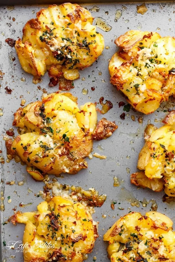 Pommes de terre croustillantes au beurre à l'ail et parmesan, plat savoureux