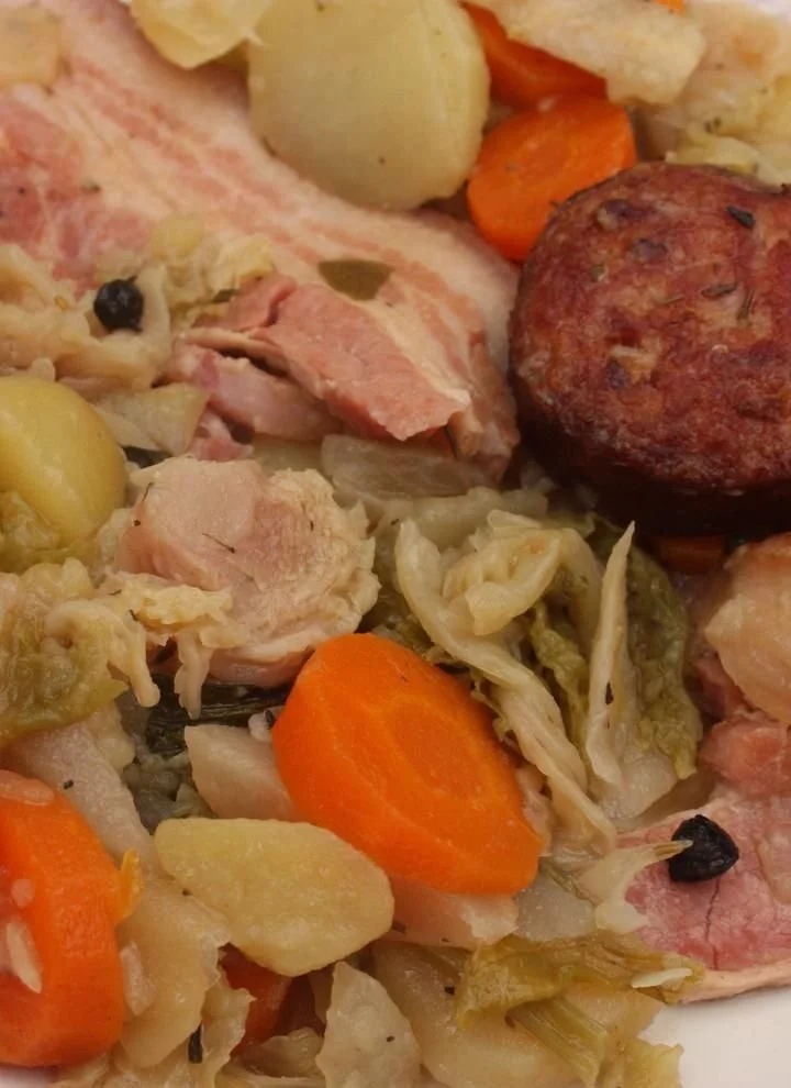Potée alsacienne avec choucroute, petit salé et lentilles dans un plat traditionnel.