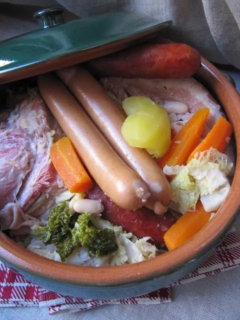 Potée au chou, un plat traditionnel français riche en saveurs et réconfortant.