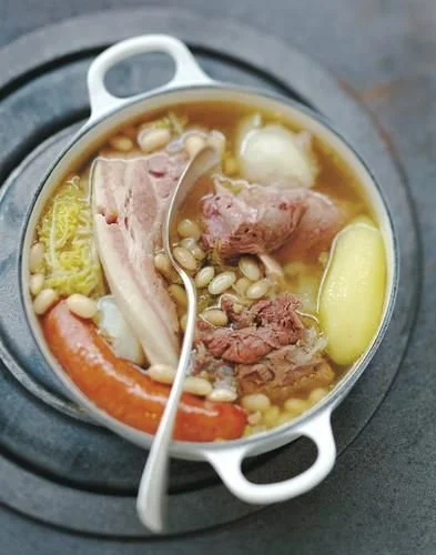 Potée champenoise traditionnelle avec légumes et viandes, plat typique de la Champagne.