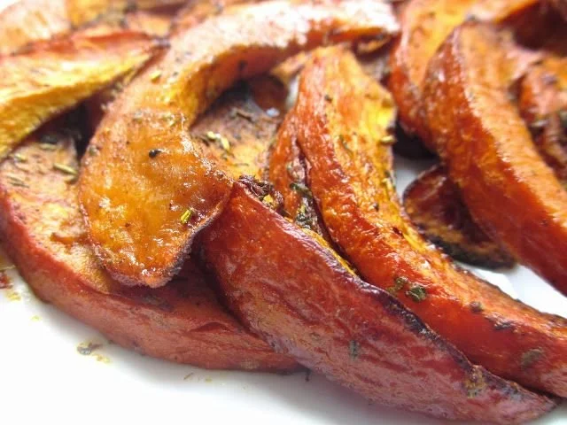 Potimarron rôti aux épices douces, un plat savoureux et réconfortant.