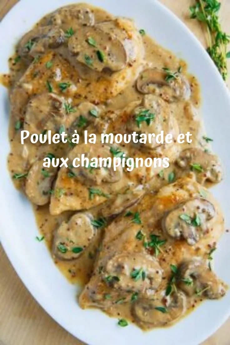 Poulet à la moutarde et aux champignons dans un plat savoureux