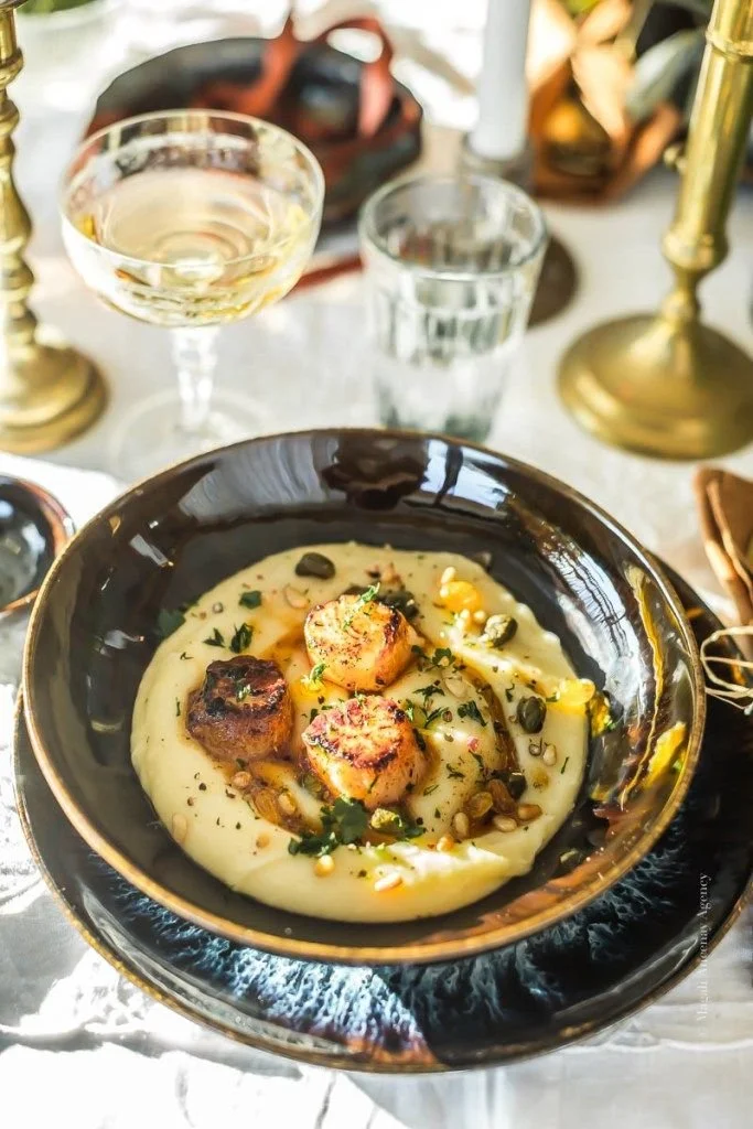 Purée de panais Saint-Jacques poêlées servie dans une assiette élégante.