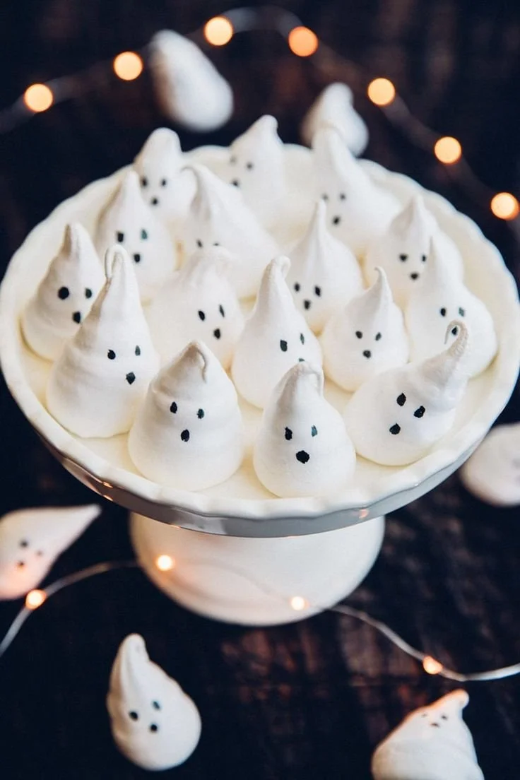 Meringues fantômes parfaites pour Halloween, délicieuses et effrayantes