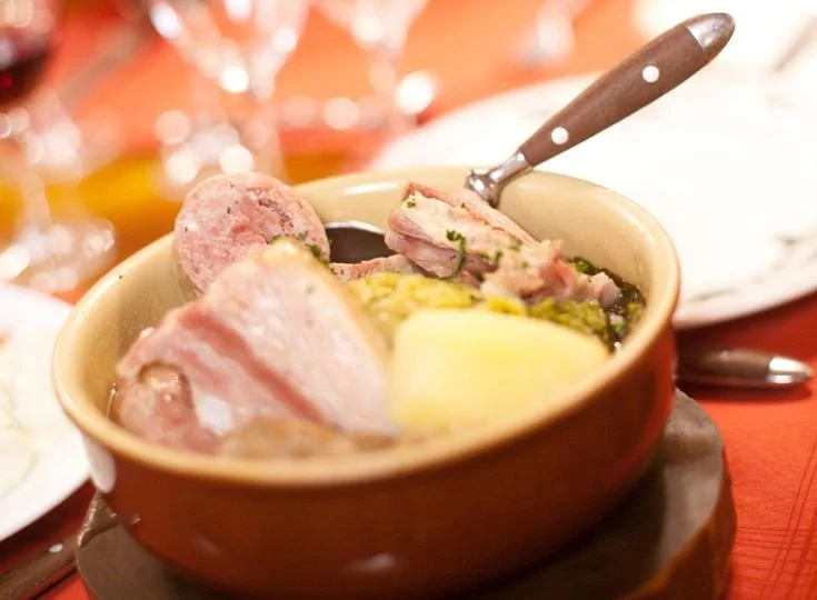 Plat de potée auvergnate, une recette traditionnelle des montagnes françaises.