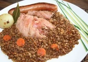Petit jambonneau aux lentilles, plat savoureux et réconfortant