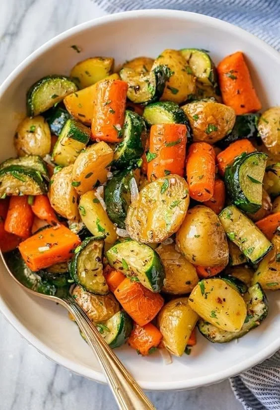 Poêlée de courgettes, pommes de terre et carottes dans une poêle