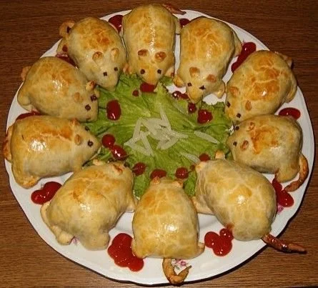 Recette de rat farçi d'Halloween servie sur une assiette décorée.