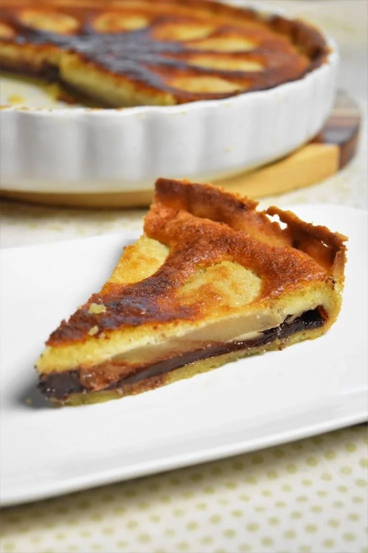 Tarte poire chocolat garnie de poires délicates et de chocolat fondant