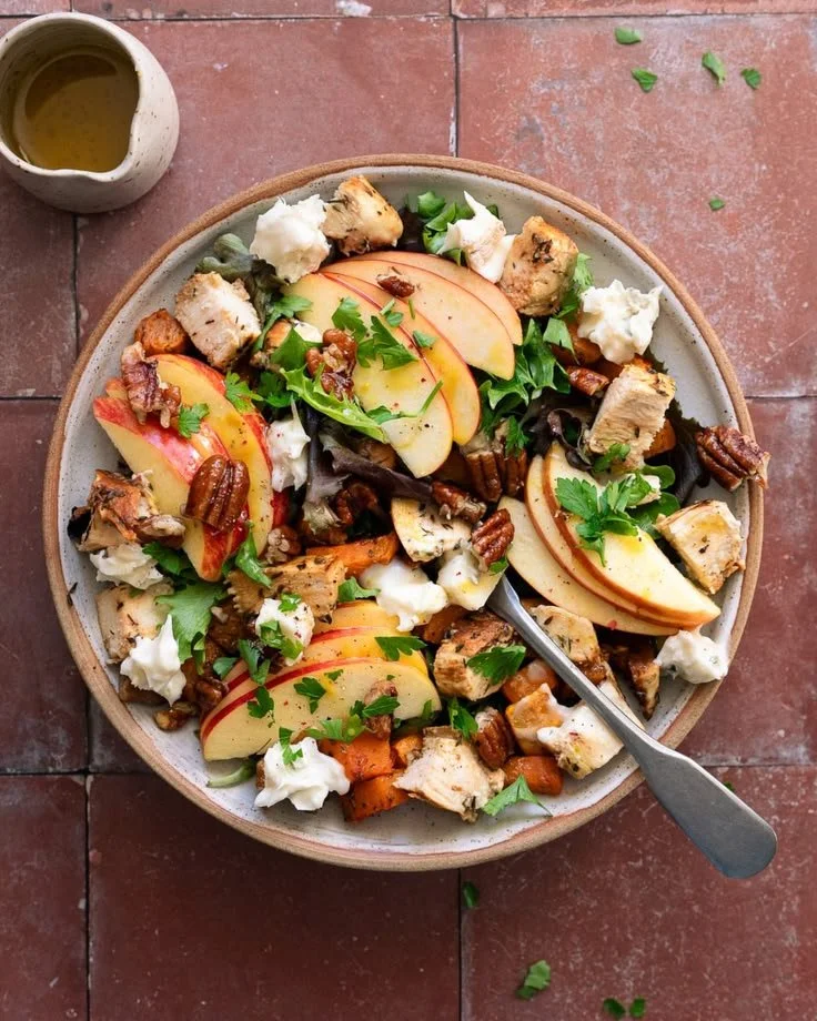 Salade d'automne avec patate douce, pomme et poulet grillé - recette Clemfoodie
