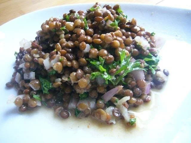 Salade de lentilles fraîche avec légumes colorés pour un repas d'été léger