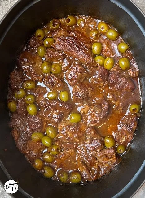 Sauté de veau aux olives prêt à être dégusté, plat savoureux et réconfortant.