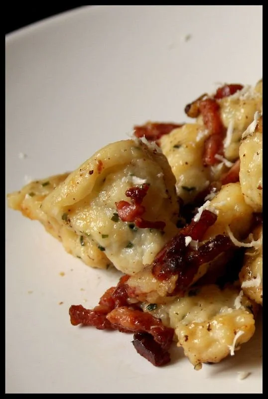Dégustation des spécialités alsaciennes comme choucroute et tarte flambée.