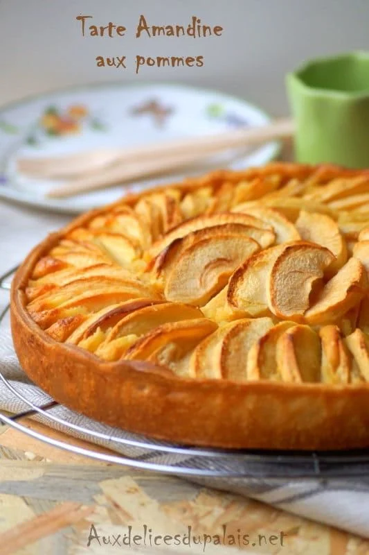 Tarte amandine aux pommes dorée avec amandes, dessert délicieux et réconfortant