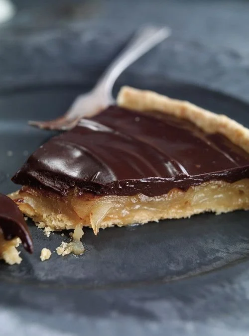 Tarte aux poires caramélisées et chocolat prête à déguster