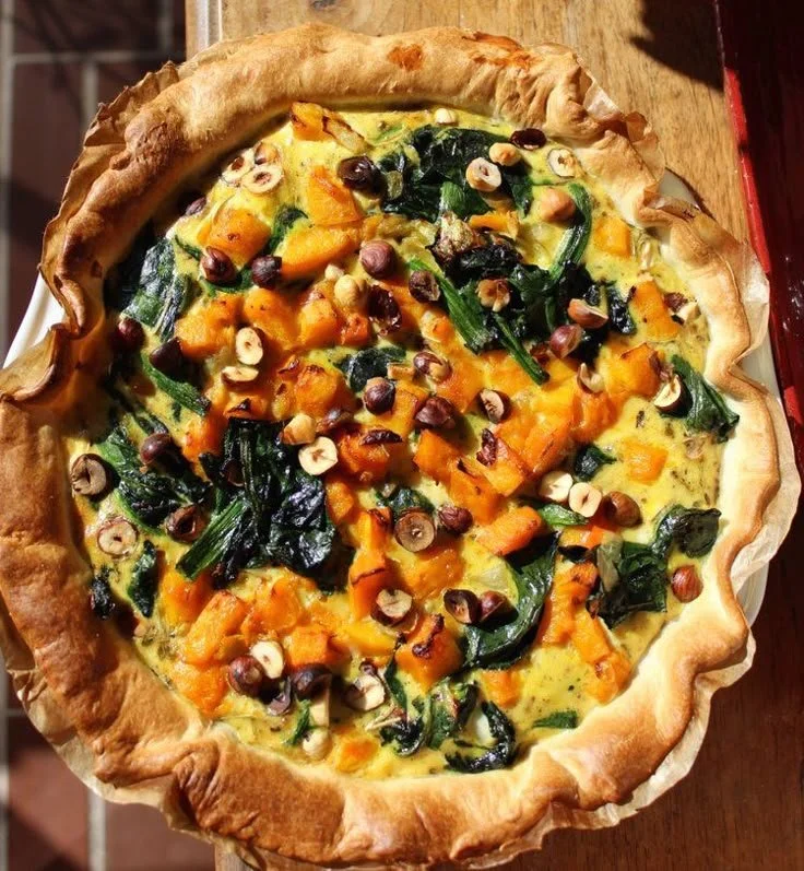 Tarte Potimarron Epinards Noisettes, un plat gourmand et nutritif de Jennifer Todrani.