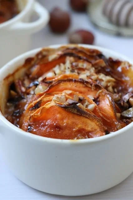 Tian de patates douces au comté, plat coloré et savoureux dans un plat en terre cuite.