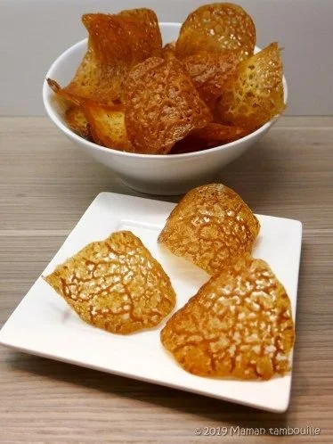 Tuiles dentelles sucrées maison de Maman Tambouille sur une assiette.