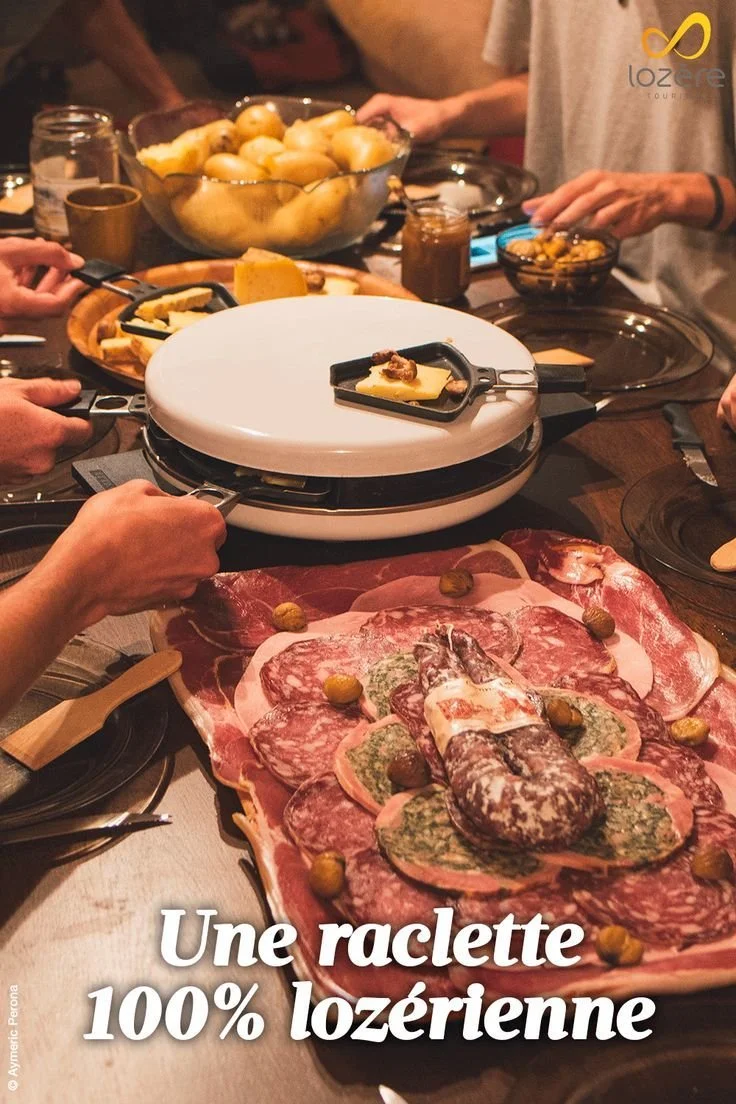 Raclette 100% lozérienne servie avec des légumes et des pommes de terre
