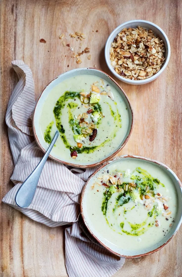 Velouté de chou romanesco avec pesto d'herbes, plat crémeux et savoureux.