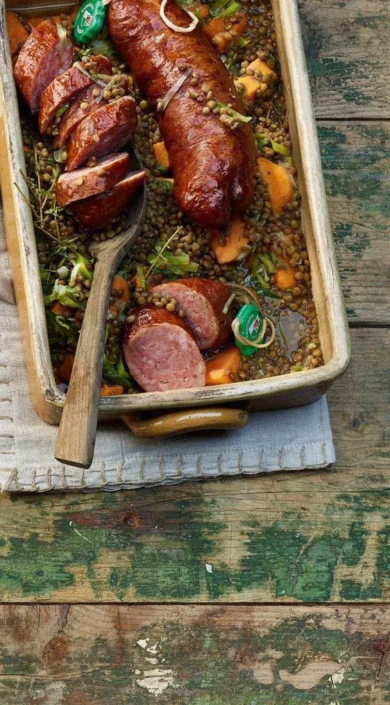 Plat de Waadtländer Saucisson sur Linsen-Kürbis-Gemüse, parfait pour l'hiver.